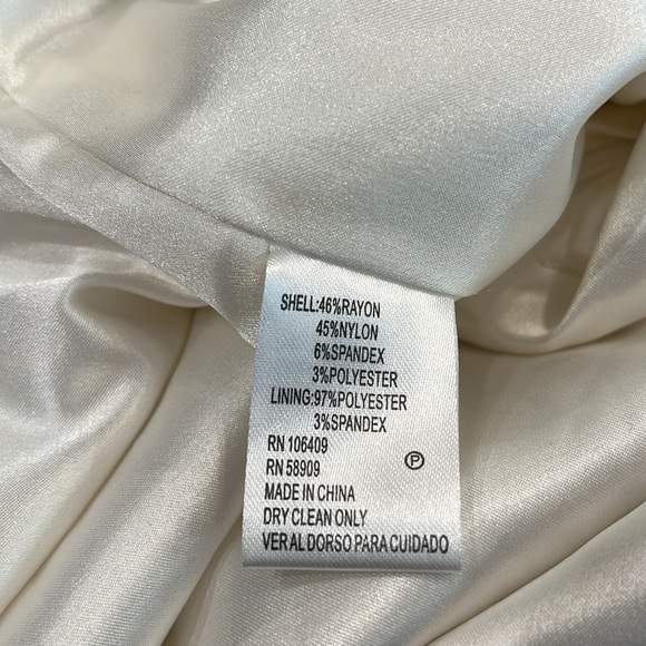 Antonio Melani white with silver embroidery design dress for any occasion sz 6 - Picture 16 of 16